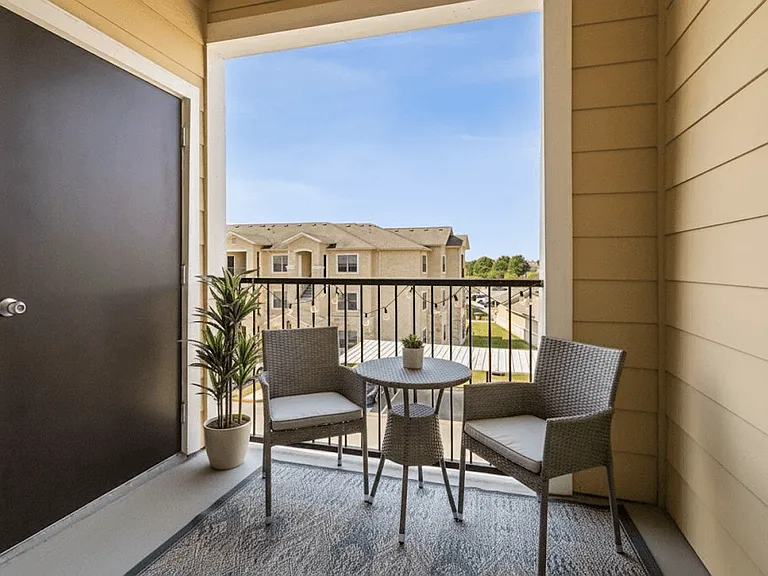 Silverado Apartments — Photo 31