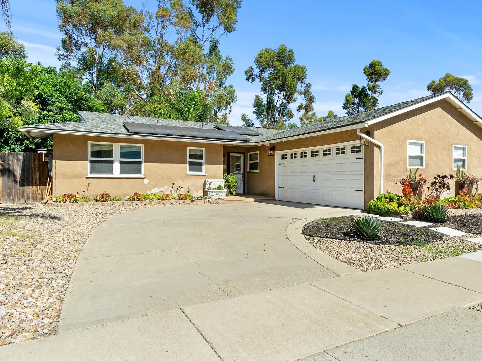 3 bed, 1.5 bath, 1104 sqft, $3,995 — Photo 2