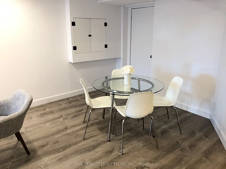 226 Howard Cres #LOWER — Photo 14