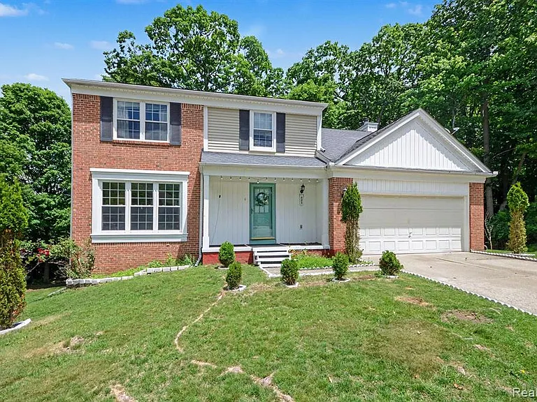 425 Thornridge Ct — Photo 2