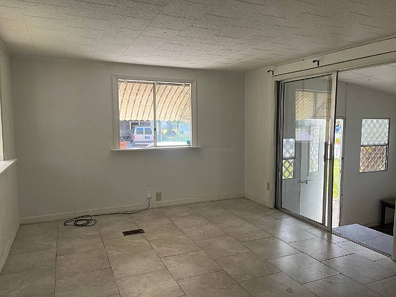 3rd image of 211 London Dr