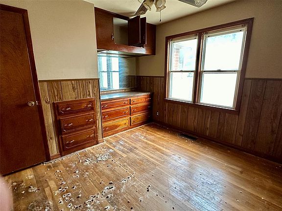 3rd image of 906 N Walker Ave
