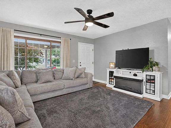 3rd image of 165 Lexington Ave