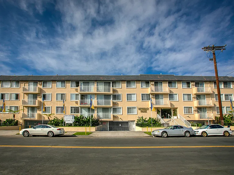 Beverly Heliotrope Towers — Photo 2