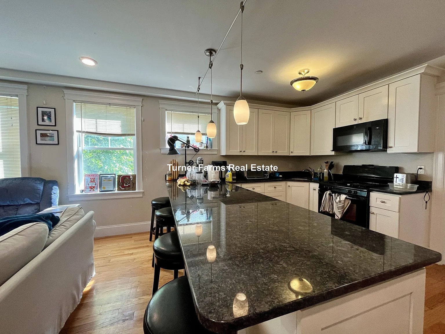 5 bed, 2.5 bath, 9999 sqft, $5,950 — Photo 4