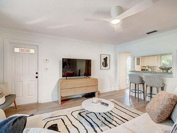 4th image of 45 SE 7TH Avenue