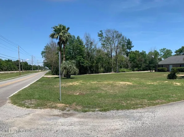 160 Adams Ln, Waveland, MS 39576