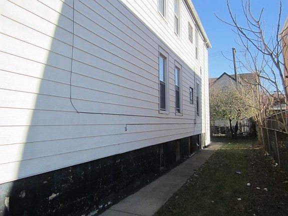 2nd image of 1619 N Whipple St