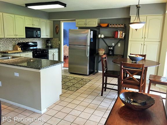 3rd image of 7533 Thornwood Dr NW