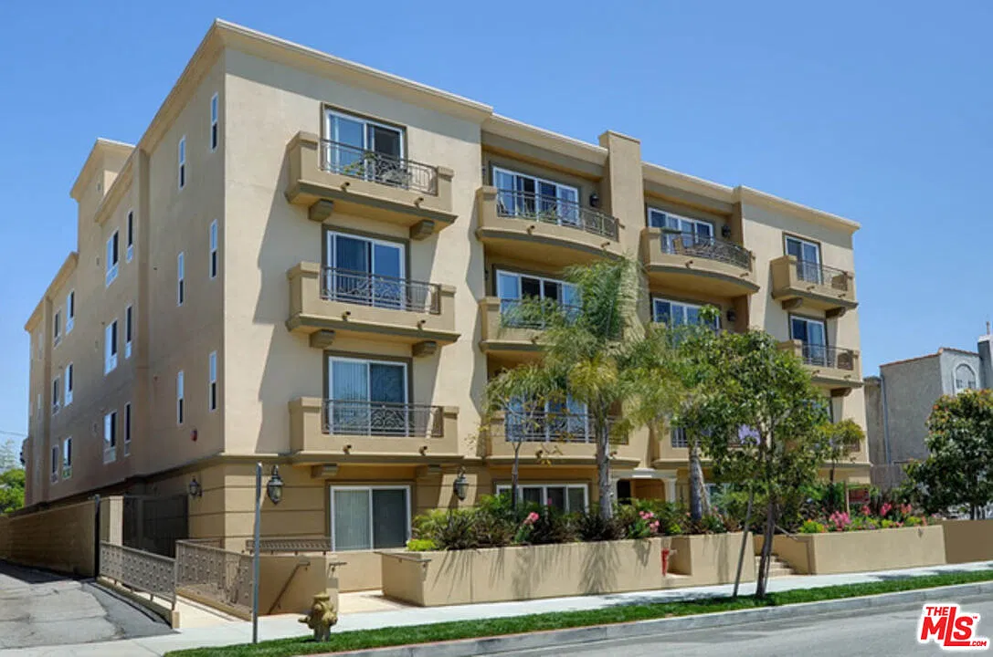 3 bed, 3.0 bath, 1693 sqft, $5,300 — Photo 2