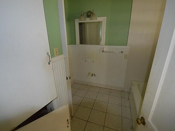 4th image of 602 N Church St