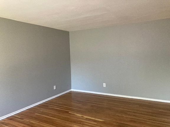 2nd image of 1541 Cove Ln #1541