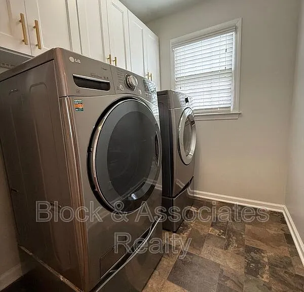 212 Sampson St — Photo 16