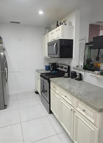 3 bed, 2.0 bath, 1000 sqft, $3,000 — Photo 3