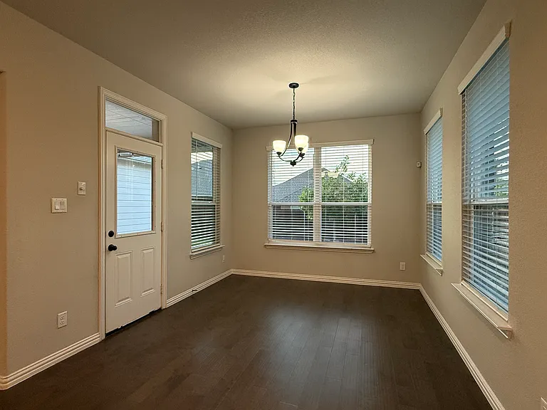 1717 Victoria Dr — Photo 9