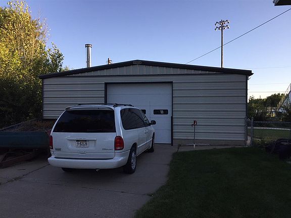 2nd image of 215 E Countryside Ln