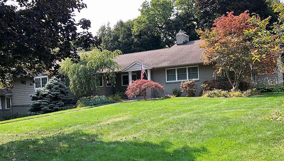 1st image of 1135 Cambridge Dr SE