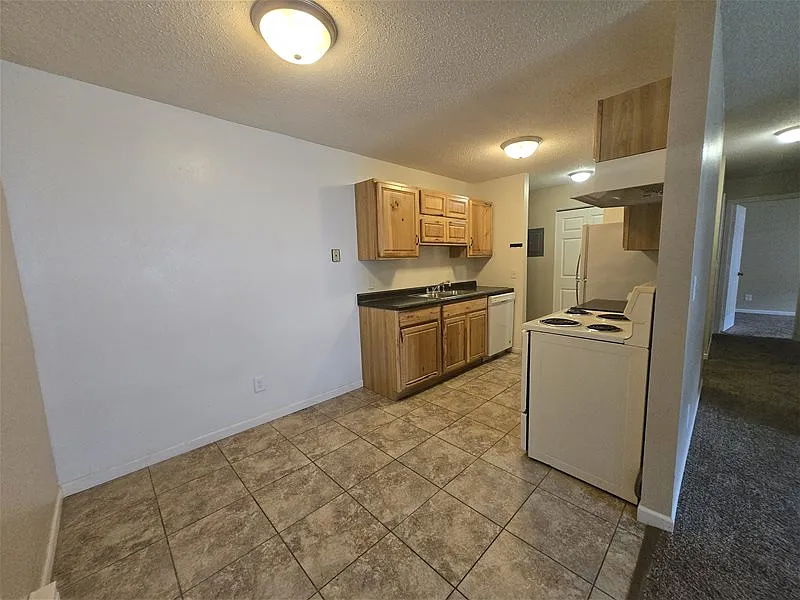 2 bed, 1.0 bath, 837 sqft, $895 — Photo 2