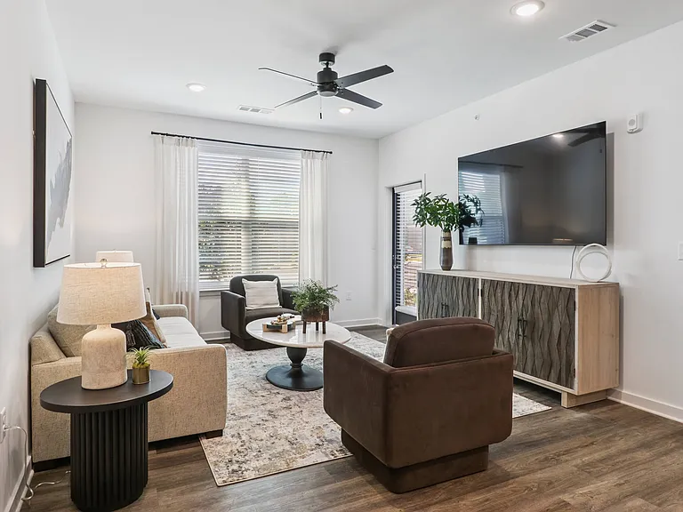 The Liliana Apartment Homes — Photo 34
