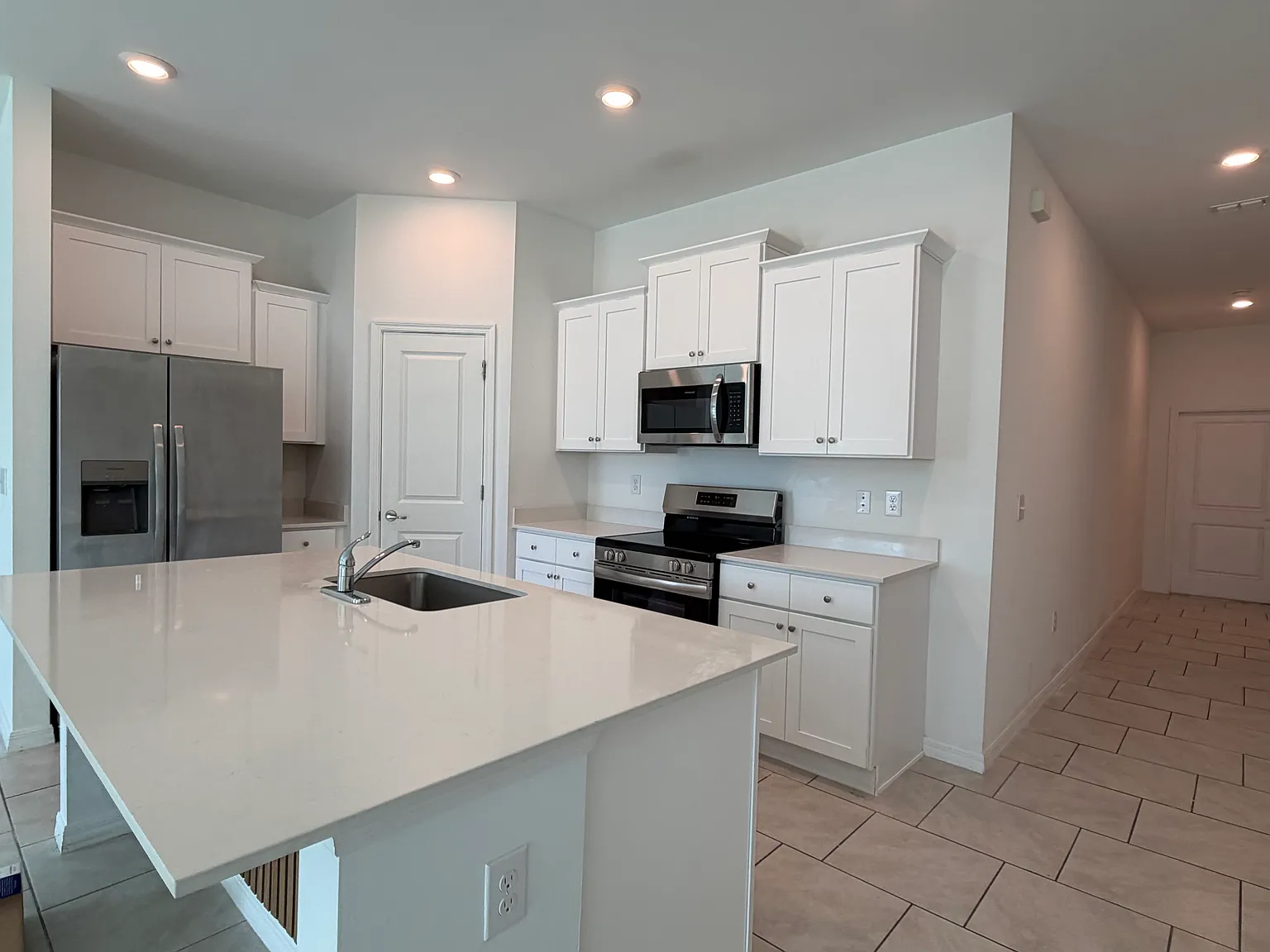 3 bed, 2.0 bath, 1555 sqft, $1,900 — Photo 2