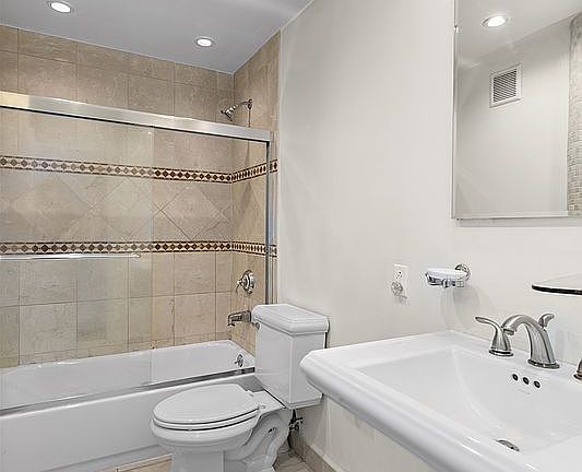 4th image of 39 E 12th St APT 512