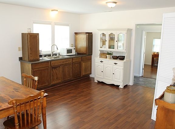 4th image of 676 Gordon Ave