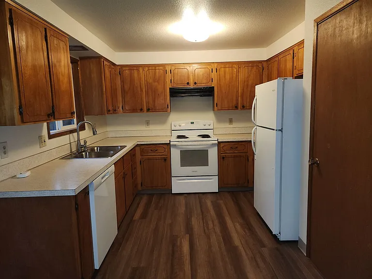 615 8th Ave — Photo 5