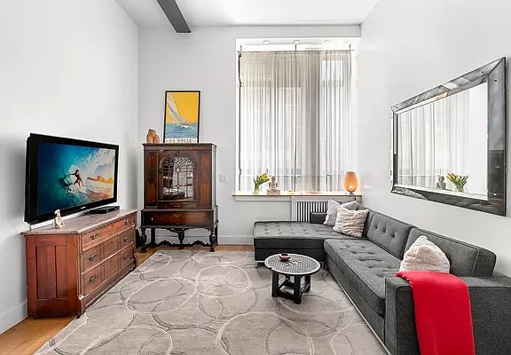 3rd image of 100 W 72nd St APT 2F