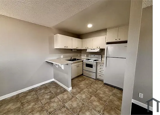 520 Albert Ave #4