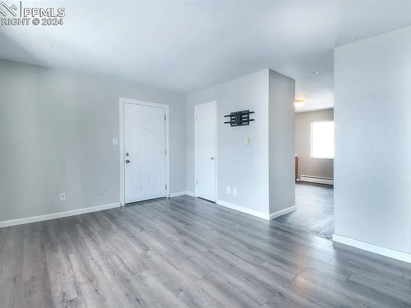 West Side 3 bedroom with Mountain Views — Photo 4