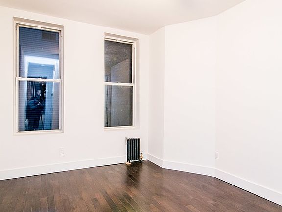 3rd image of 256 Graham Ave #4RIO