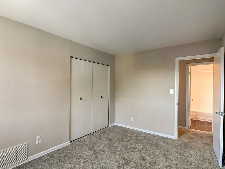 Hillsdale Manor Apartments — Photo 5