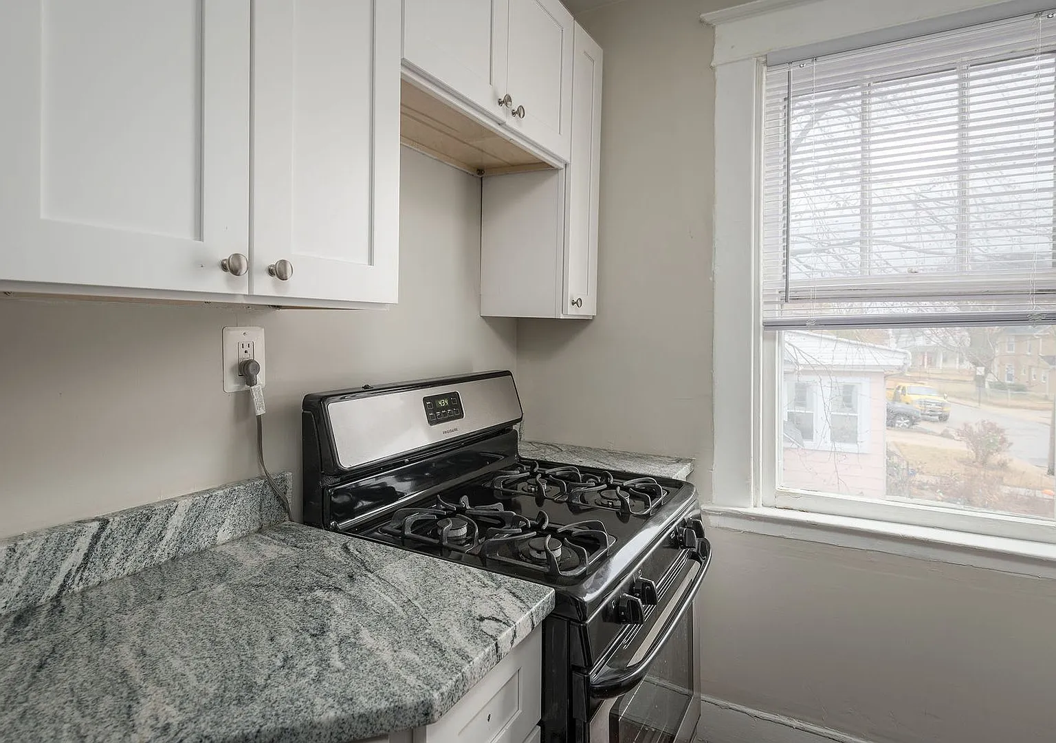 3220 Bayonne Ave — Photo 2