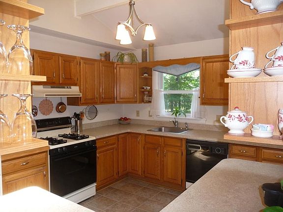 5th image of 55 Walnut Dr