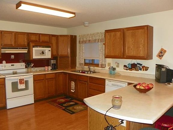 3rd image of 39 Glenshire Dr