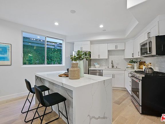 4th image of 842 11th St APT 1