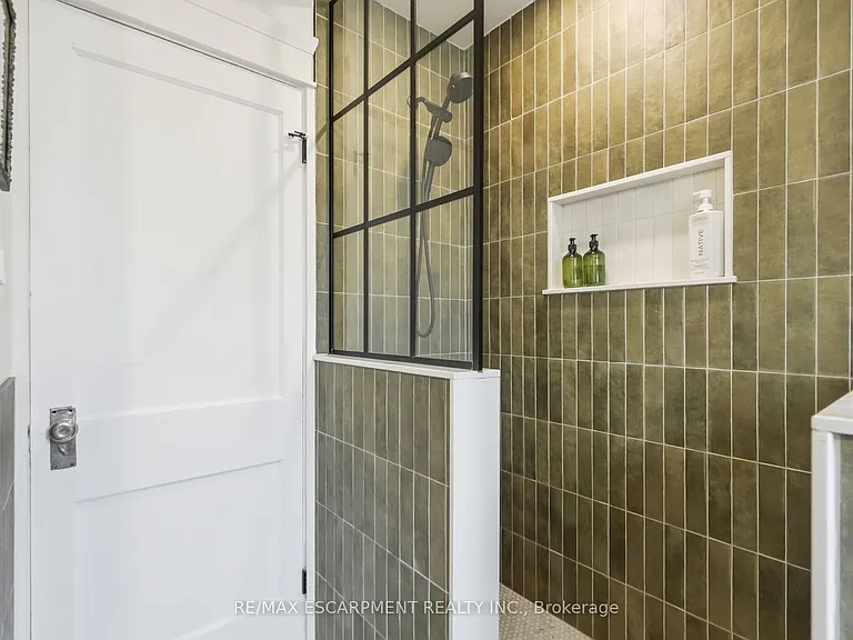 37 Connaught Ave S — Photo 22