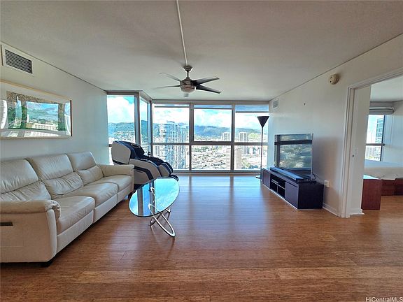 3rd image of 1177 Queen St APT 3901