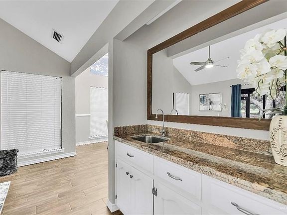 3rd image of 709 Brazos Cir #8