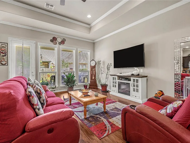 2527 Warkworth Ln — Photo 3