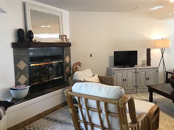Bright open floor plan with living, dining and kitchen all togehter. great for entertaining. 
Furniture not included in rental