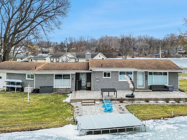 11515 Island Ct, Hartland, MI 48353