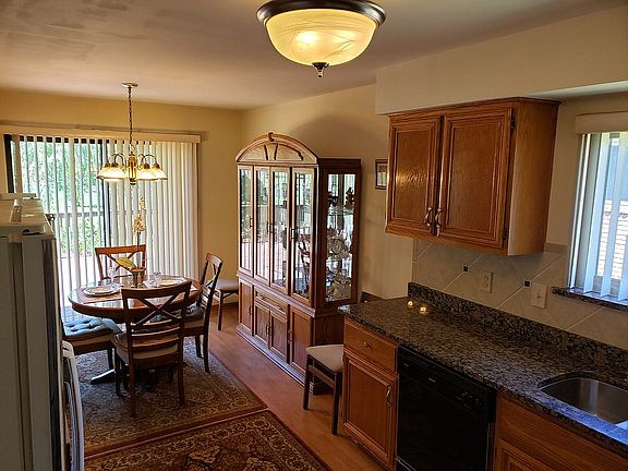 4th image of 2161 Camelot Dr