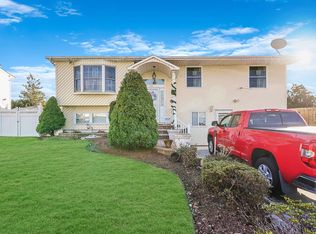 32 Grouse Dr, Brentwood, NY 11717