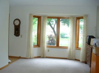 9112 Trotters Ln, Woodbury, MN 55125