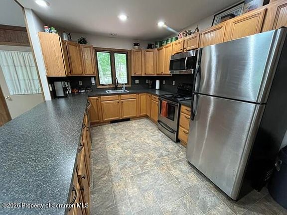 3rd image of 10 Tamarack Dr