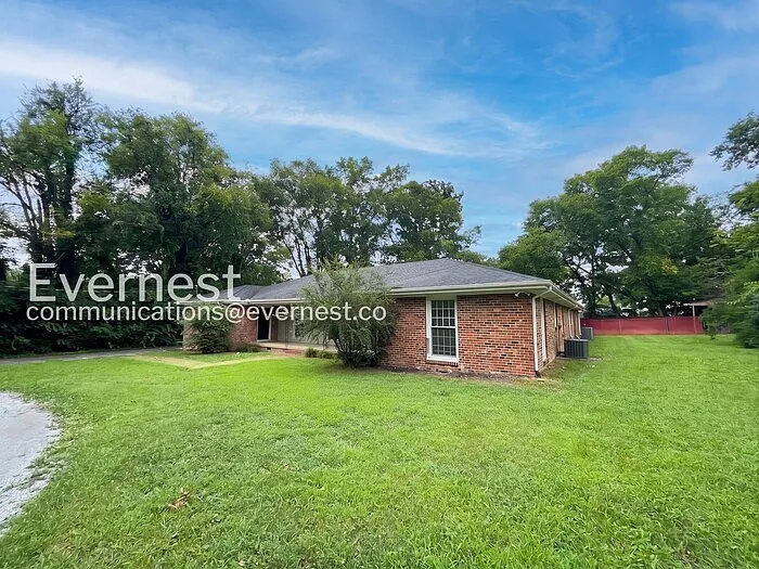 570 Hawkins Dr — Photo 2