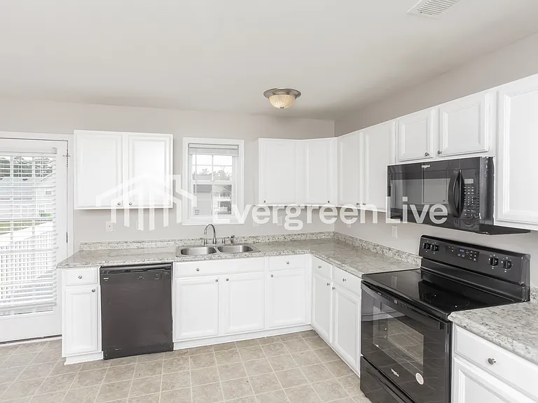 142 Cattle Baron Ln — Photo 4
