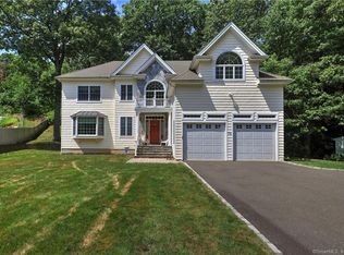 19 Woodlawn Dr, Trumbull, CT 06611