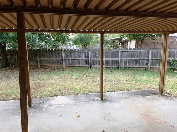 4th image of 1701 Hillcrest Dr